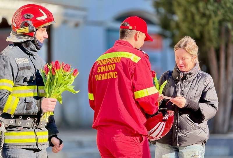 Pompierii botoșăneni au adus zâmbete și flori cu ocazia Zilei Internaționale a Femeii