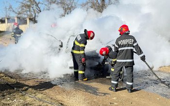 Mașină distrusă de foc pe …