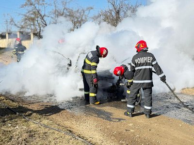 Mașină distrusă de foc pe …