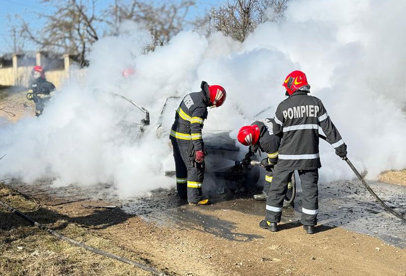 Mașină distrusă de foc pe o stradă din Botoșani - FOTO