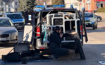 Pirotehniștii au deschis bagajul suspect …