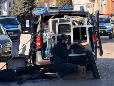 Pirotehniștii au deschis bagajul suspect …