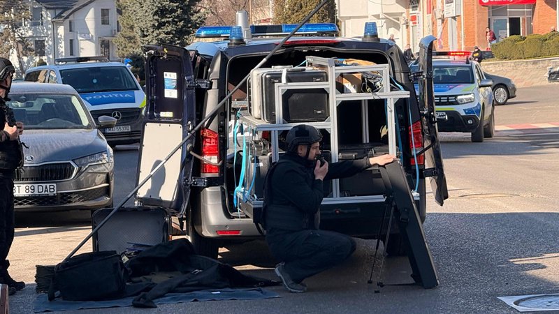 Pirotehniștii au deschis bagajul suspect de la BRD Dorohoi. În interior se aflau bunuri personale, alimente și electronice