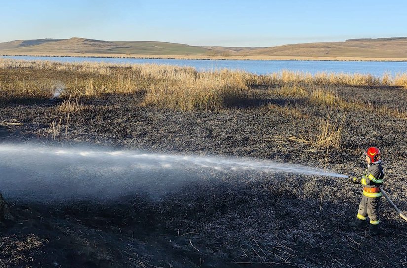 Două incendii de vegetație izbucnite la Vârfu Câmpului și Bălușeni