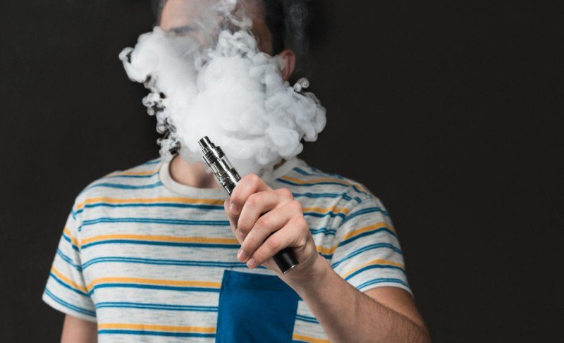 Legea care interzice minorilor să fumeze sau să vapeze în spații publice ajunge în Senat. Reguli noi și pentru adulți