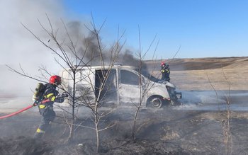 Autoutilitară cuprinsă de flăcări în …