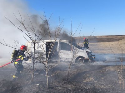 Autoutilitară cuprinsă de flăcări în …