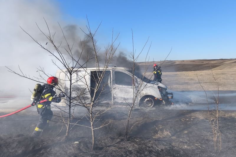 Autoutilitară cuprinsă de flăcări în timp ce se deplasa pe drumul dintre Dumeni și Cordăreni
