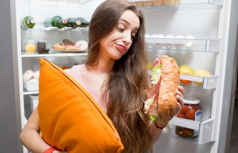 Cu câte ore înainte de somn trebuie să mănânci