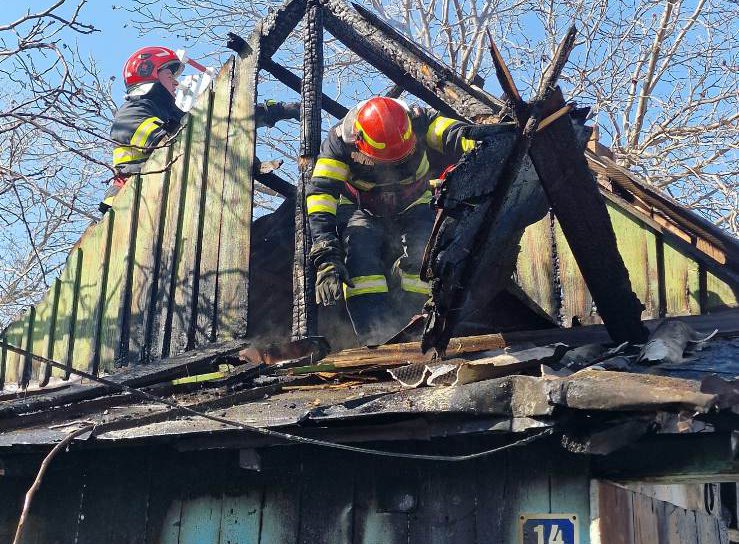 Anexă distrusă de flăcări la Străteni
