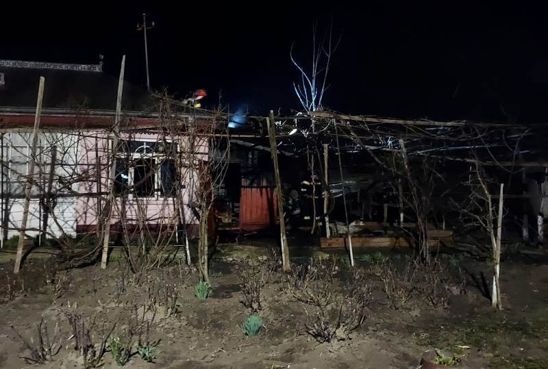 Incendiu generat de jarul căzut din sobă pe materiale combustibile