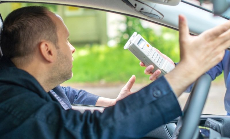 A rămas fără permis după ce l-au prins mangă la volan