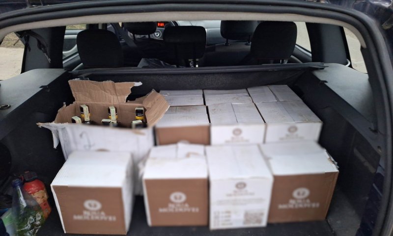Microbuze pline cu coniac fără documente, oprite în trafic de polițiștii de frontieră