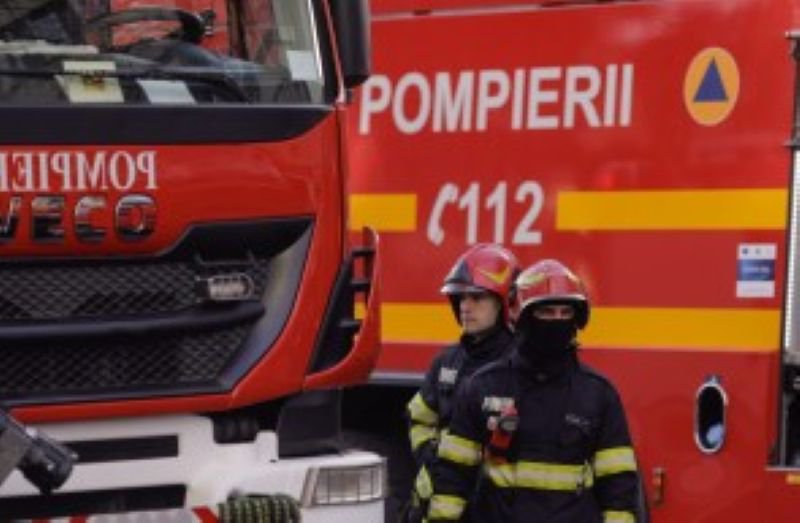 Pompierii au intervenit pentru stingerea a trei incendii de vegetație uscată