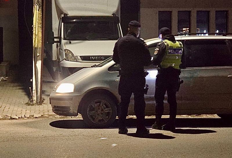 Bărbat amendat de polițiști după ce a fost prins cu trei porci într-o remorcă