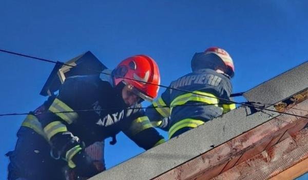 Casele a două familii din Orășeni Deal și Păltiniș au fost în pericol din cauza unor incendii