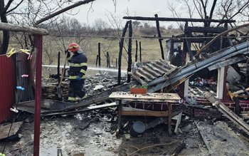 Anexă cuprinsă de flăcări din …