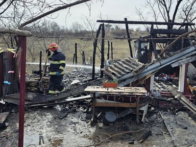 Anexă cuprinsă de flăcări din …