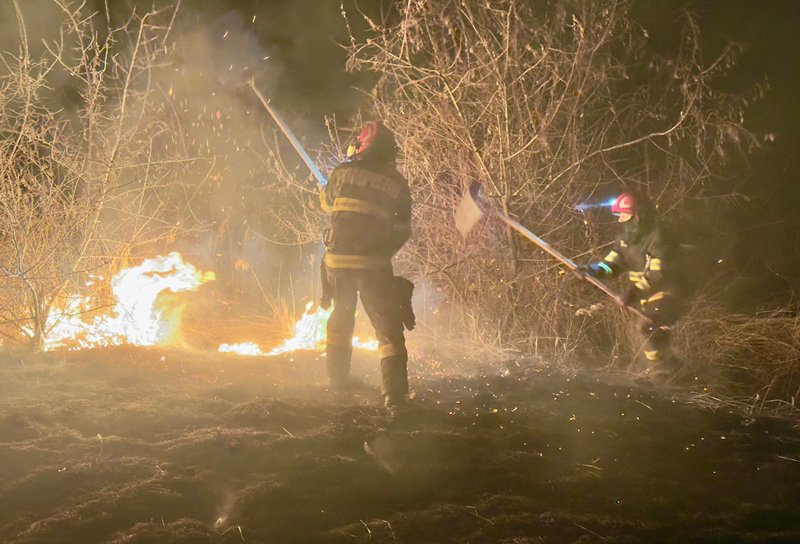 Intervenție a pompierilor pentru stingerea unui incendiu de vegetație uscată izbucnit pe aproximativ un hectar