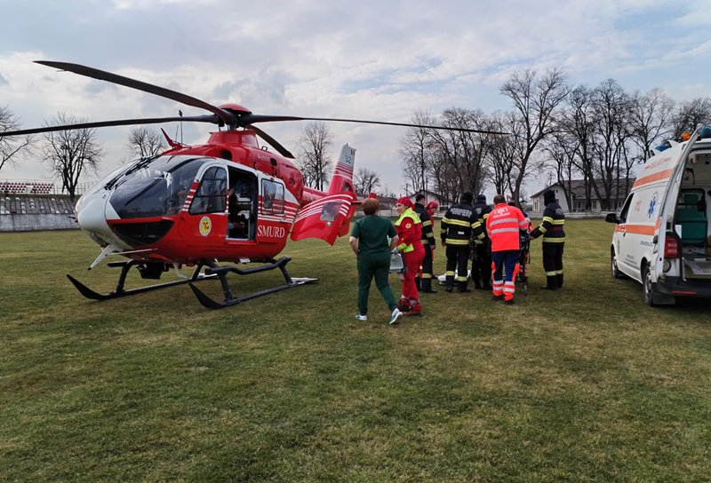 Tânăr de 21 de ani în stare gravă, victimă a unui accident rutier, preluat de elicopterul SMURD de la Dorohoi