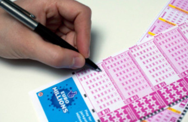 O româncă din Italia a câștigat jumătate de milion de euro la loto și a plecat de acasă. Soțul își cere partea