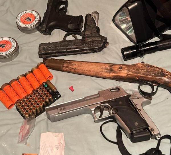 Bărbat reținut după ce a amenințat cu arma. Alte pistoale și sute de cartușe găsite acasă