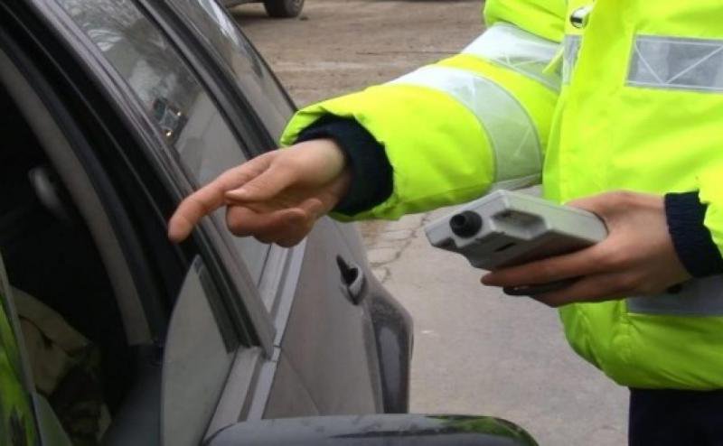 Șofer în vârstă de 40 de ani reținut după ce a fost depistat băut la volan