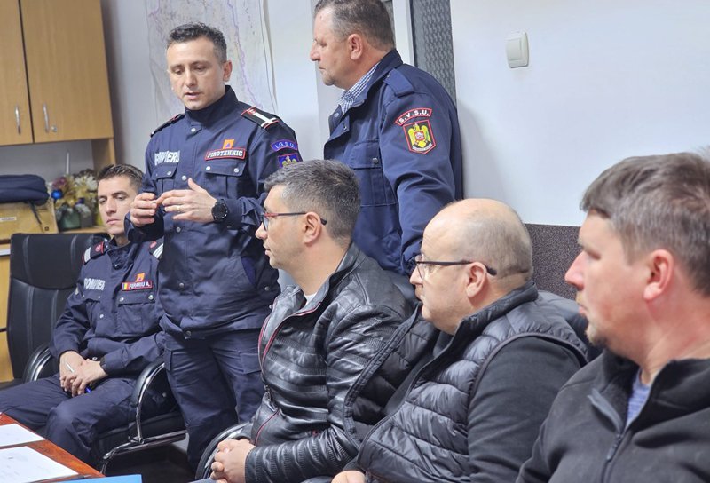 Exercițiu de verificare a modului de gestionare a unei situații de urgență de către autoritățile locale, la Vârfu Câmpului - FOTO