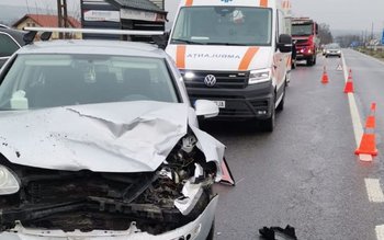 Accident! Două mașini s-au izbit …