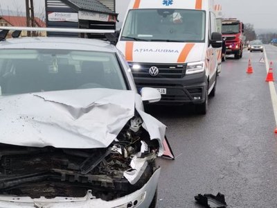 Accident! Două mașini s-au izbit …