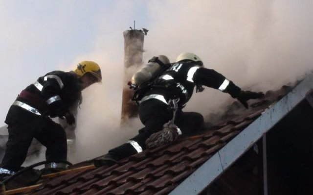 Casă din Pomârla în pericol din cauza unui incendiu izbucnit în jurul coșului de fum