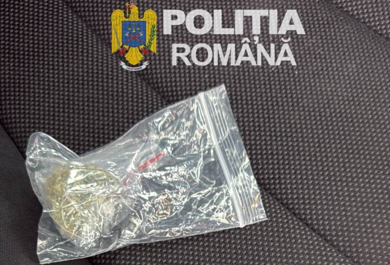 Substanțe interzise găsite de polițiști într-un autoturism