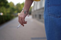 România va interzice fumatul pentru …