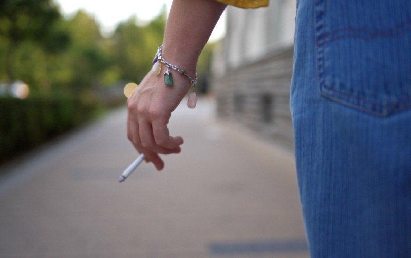 România va interzice fumatul pentru cei sub 18 ani. Nici dispozitivele electronice cu tutun nu vor mai fi perimse