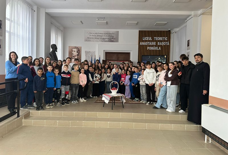 Ceară, culoare și tradiție: elevii din Pomârla au transformat școala într-un atelier pascal