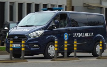 Bărbat ajutat de jandarmi să …