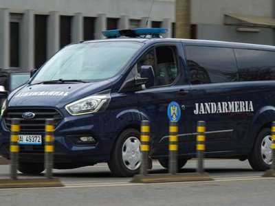 Bărbat ajutat de jandarmi să …
