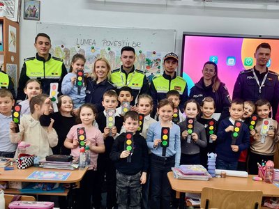 Polițiștii alături de elevi în …