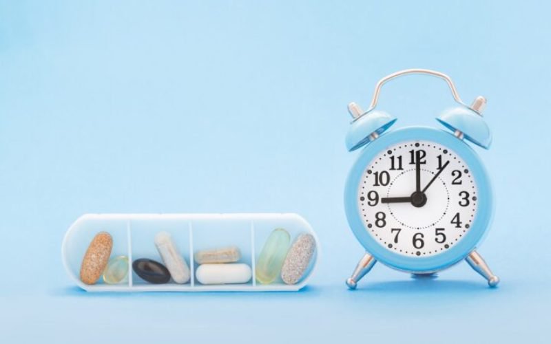 Când se iau suplimentele cu fier, dimineața sau seara? Ghid complet pentru o absorbție optimă