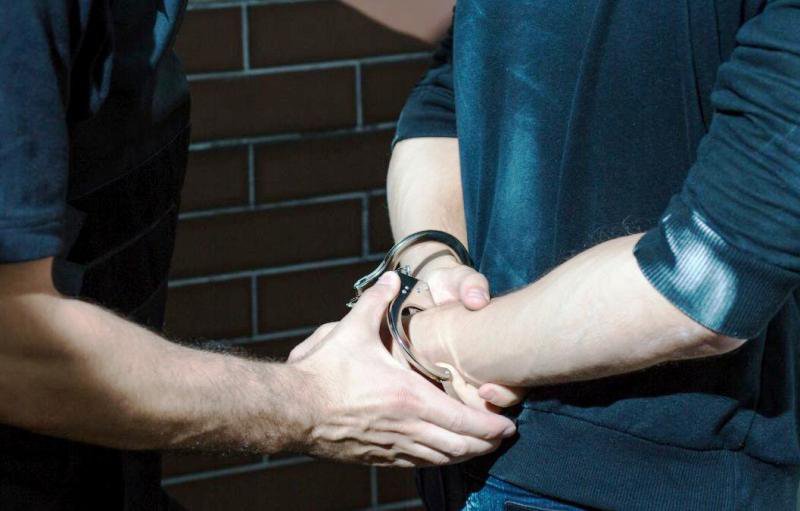 Tânăr arestat preventiv pentru furt calificat și tentativă la operațiuni financiare în mod fraudulos