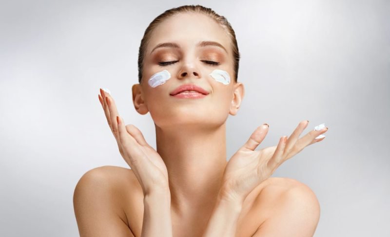 Cum se hidratează pielea corect