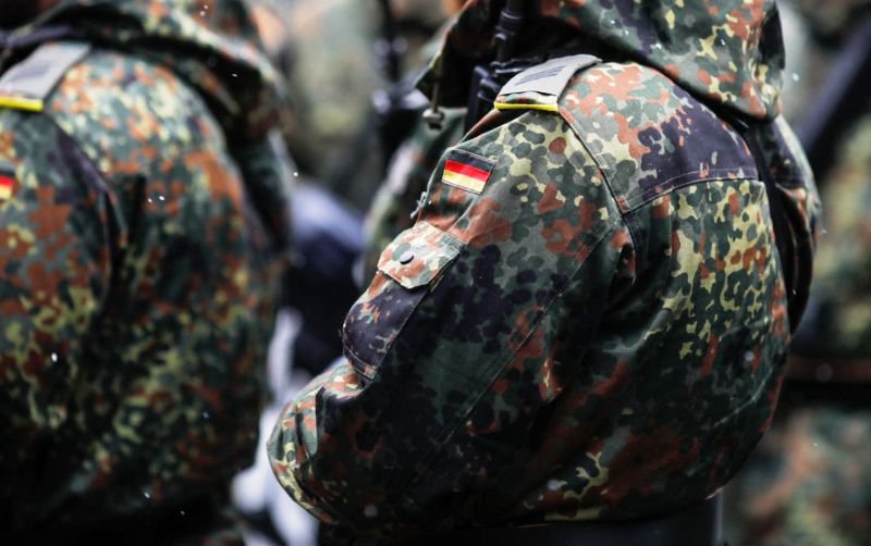 Scandal în Germania: bărbații până la 45 de ani trebuie să ceară acordul armatei pentru plecări în străinătate