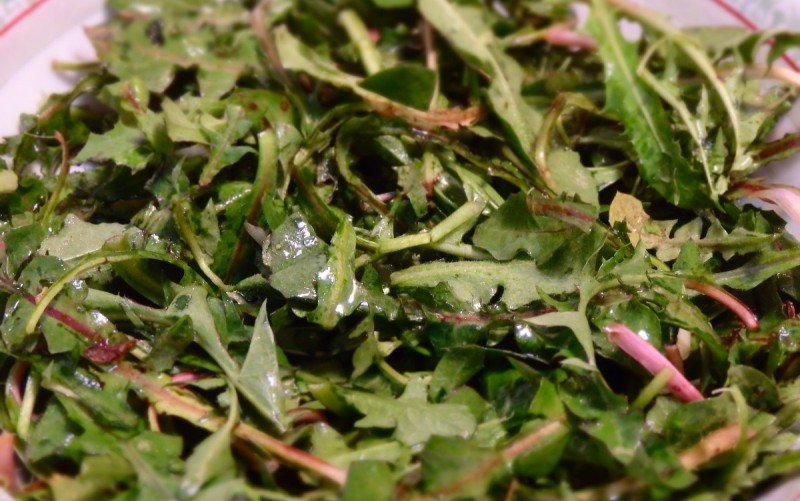 De ce este bine să consumi primăvara salata de păpădie