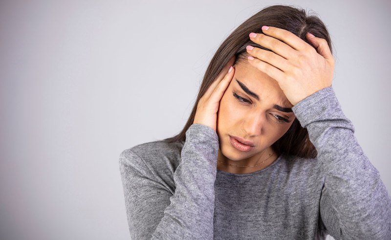 Durere de cap persistentă: Ce afecțiuni poate ascunde?
