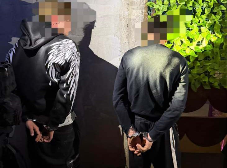 Doi tineri reținuți pentru lovire sau alte violențe, violarea vieții private și șantaj