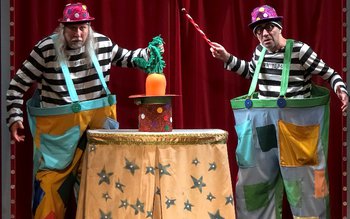 Hoțomanii acrobați, spectacol pe scena …