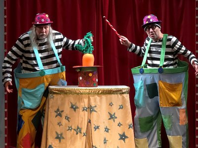 Hoțomanii acrobați, spectacol pe scena …