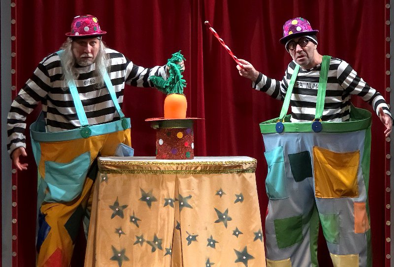 Hoțomanii acrobați, spectacol pe scena Teatrului „Vasilache”