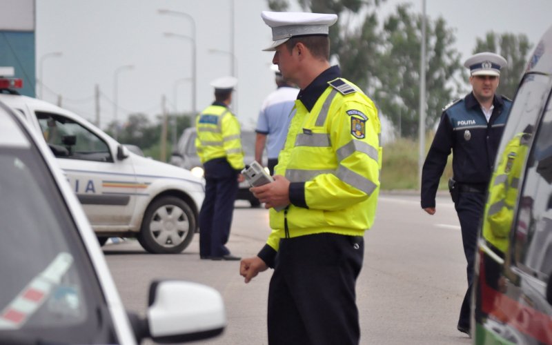 Acțiunea polițiștilor rutieri pentru combaterea transportului ilegal de persoane. „Pirații rutieri” în atenția polițiștilor