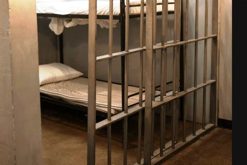 Tânăr condamnat la 2 ani de închisoare pentru conducere fără permis